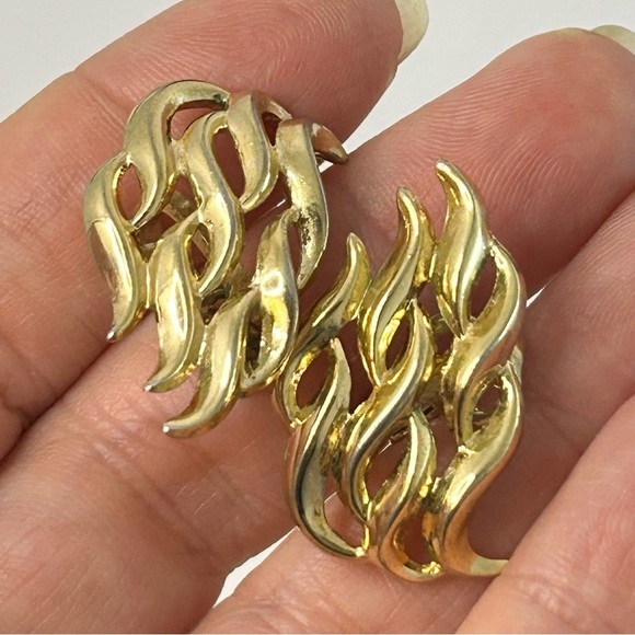 Vintage Signed Crown Trifari Gold Tone Clip On Earrings - Picture 3 of 11